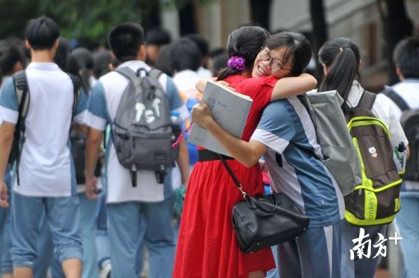 警惕非法色情內(nèi)容，大瀝步行街站街女背后的風(fēng)險(xiǎn)與道德警示