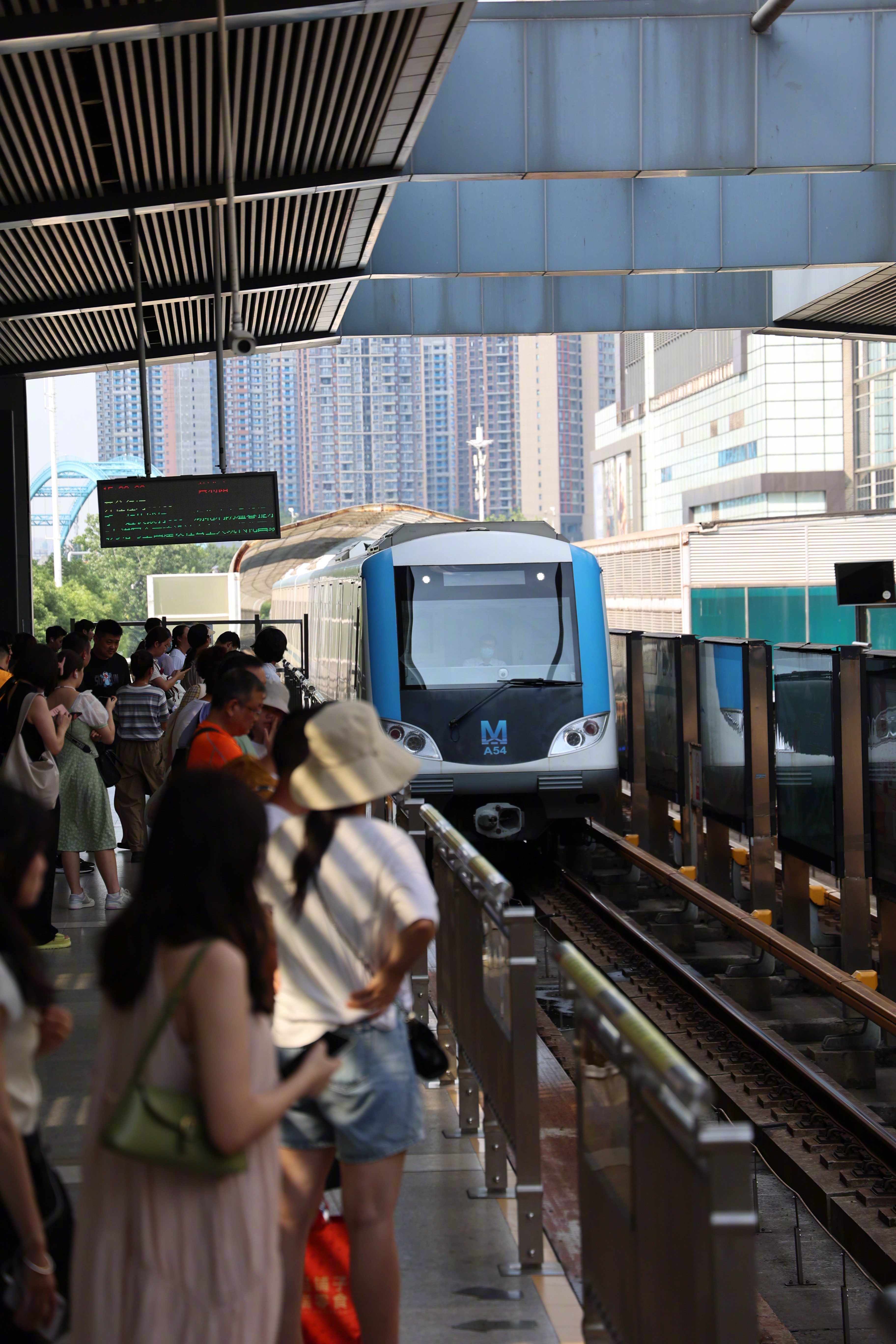 武漢地鐵待遇最新動(dòng)態(tài)，科技提升城市出行體驗(yàn)，員工待遇揭秘
